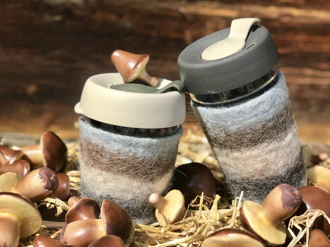 Coffee to Go Becher, ummantelt mit Schwarznasenschafwolle Coffee to Go Becher, ummantelt mit Schwarznasenschafwolle