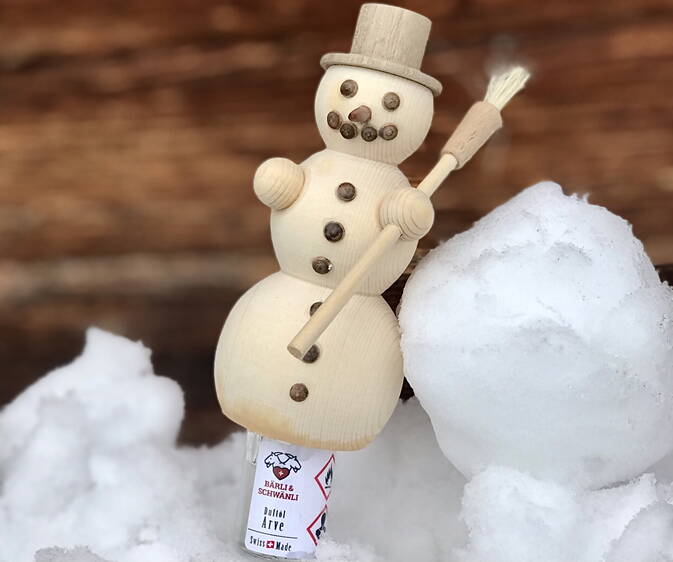 handgedrechselter Schneemann aus Arvenholz + Duftöl handgedrechselter Schneemann aus Arvenholz + Duftöl