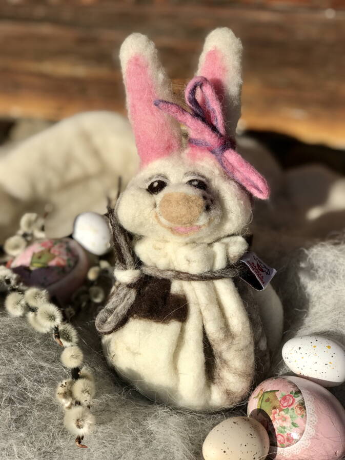 Handgefilzte Osterhäsinnen, gefüllt mit duftendem Schweizer Berglavendel