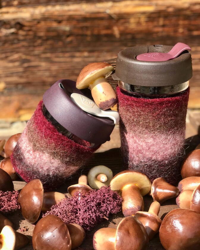 Coffee to Go Becher, ummantelt mit Schwarznasenschafwolle