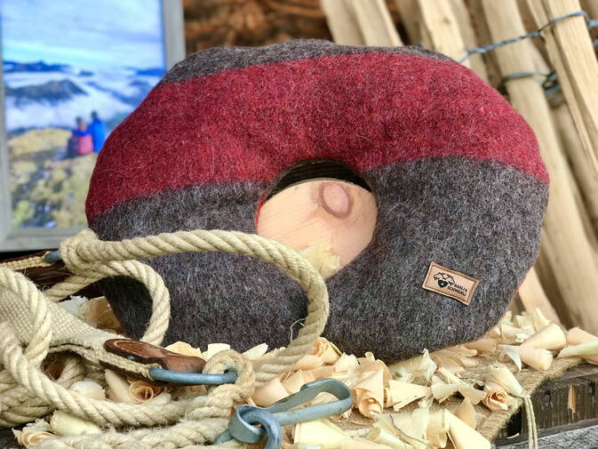 Nackenhörnchen "Swissness" Original Militärdecke gefüllt mit duftenden Arvenspänen