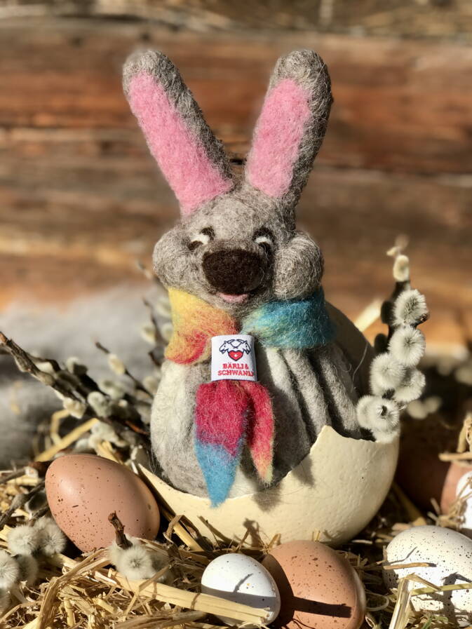 Handgefilzte Osterhasen, gefüllt mit duftendem Schweizer Berglavendel