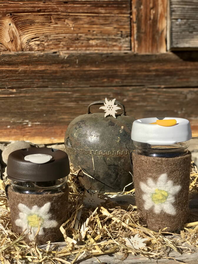 Coffee to Go Becher, ummantelt mit Schwarznasenschafwolle Coffee to Go Becher, ummantelt mit Schwarznasenschafwolle