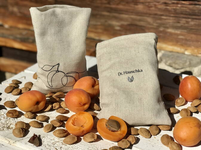 Aprikosenkernkissen für Dr. Hauschka Wärme-/Kühlkissen mit Aprikosenkernen im Corporate Design von Dr. Hauschka