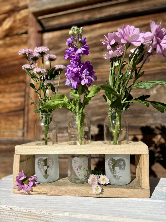 sandgestrahlte Vasen in Holzhalterung