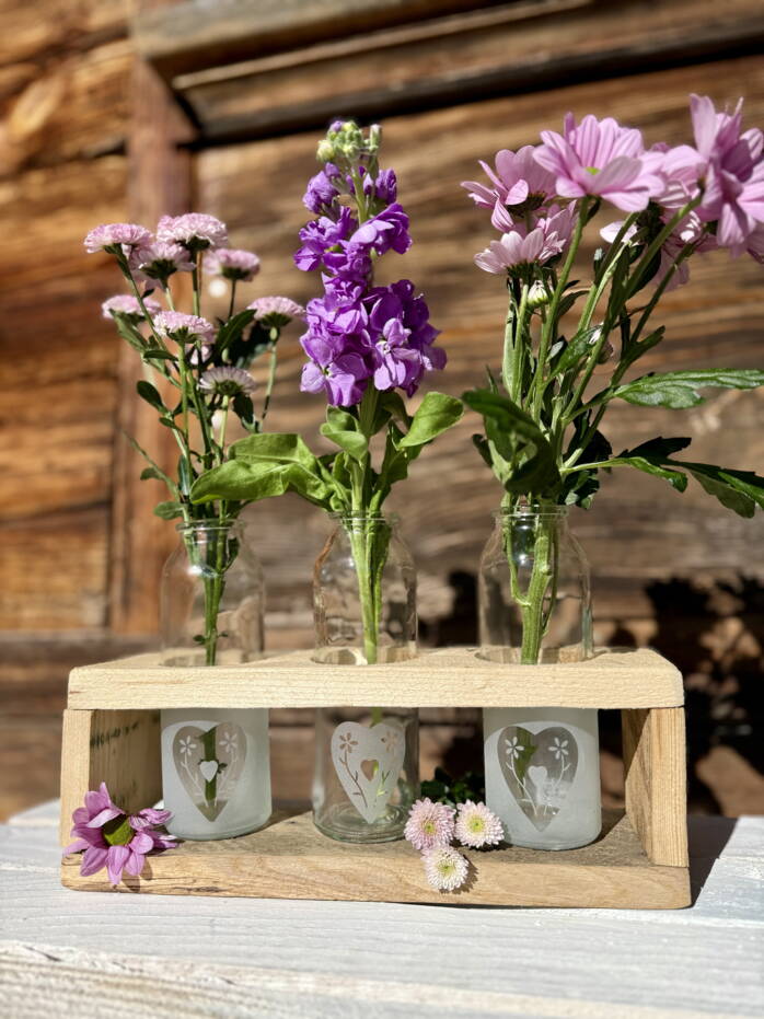 sandgestrahlte Vasen in Holzhalterung