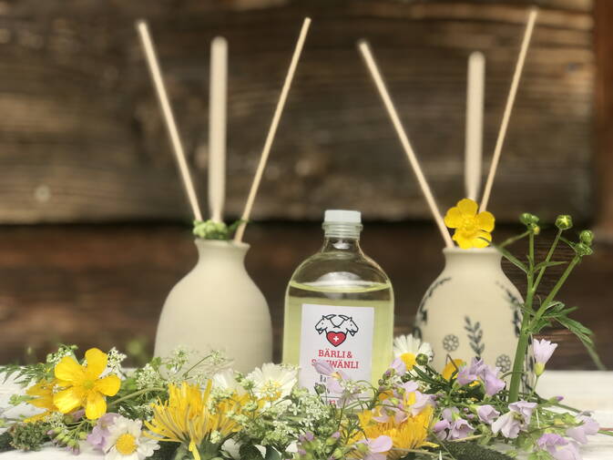 Schwiizer Bergwiesen Ramduft mit handgtöpferter Vase Schwiizer Bergwiesen Ramduft mit handgtöpferter Vase
