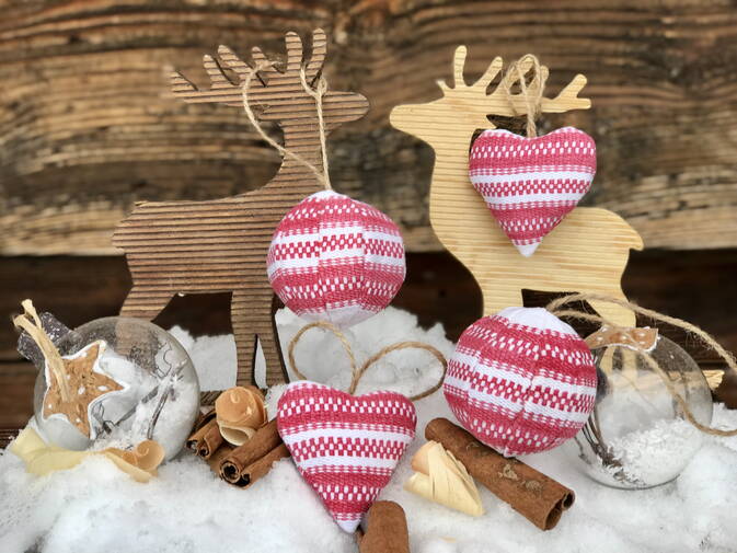 Weihnachtsbaumschmuck gefüllt mit Arvenspänen, Set rot mit Weberei Weihnachtsbaumschmuck gefüllt mit Arvenspänen, Set rot mit Weberei