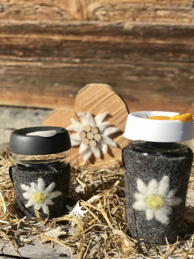 Coffee to Go Becher, ummantelt mit Schwarznasenschafwolle Coffee to Go Becher, ummantelt mit Schwarznasenschafwolle