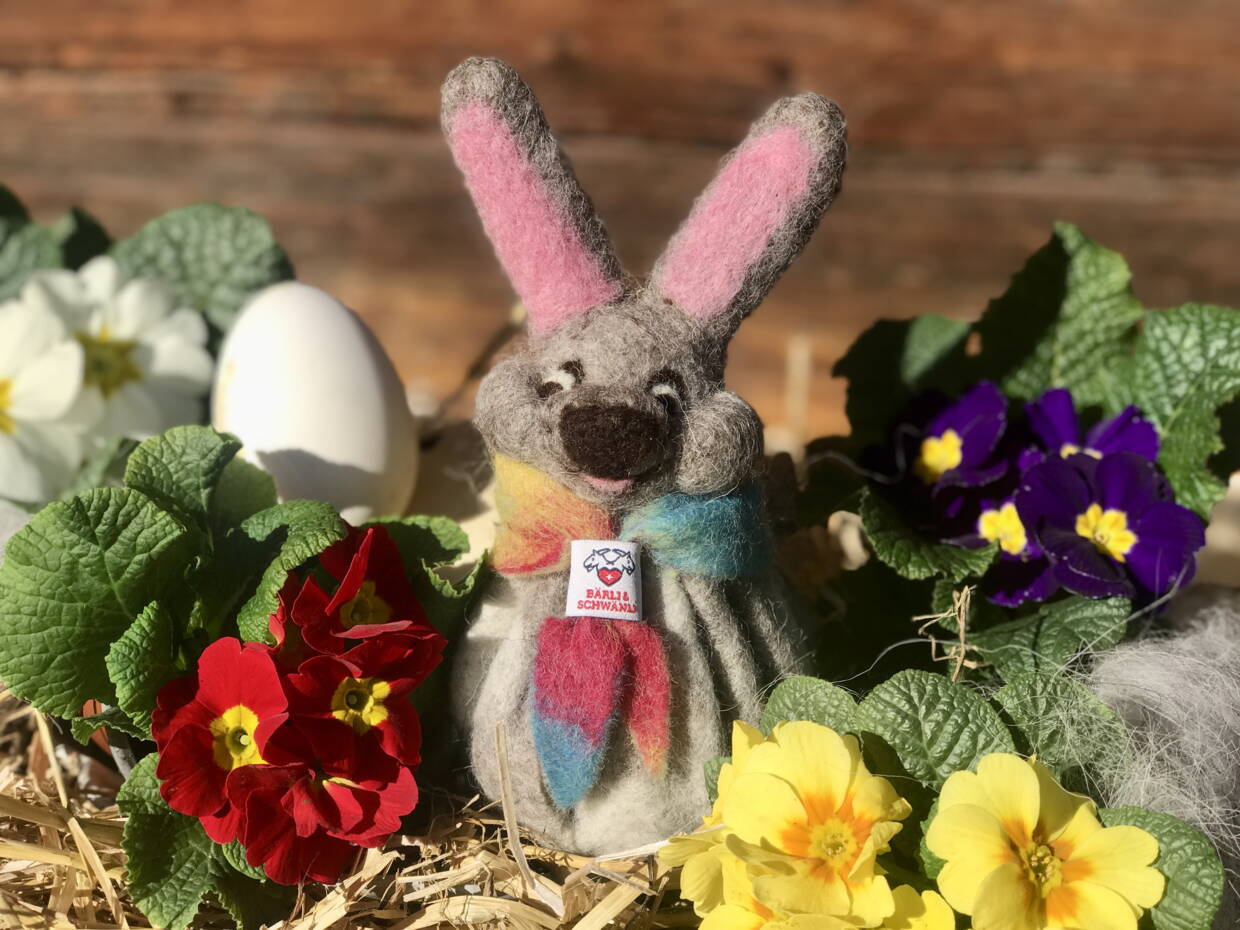 Handgefilzte Osterhasen, gefüllt mit duftendem Schweizer Berglavendel