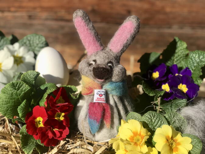Handgefilzte Osterhasen, gefüllt mit duftendem Schweizer Berglavendel