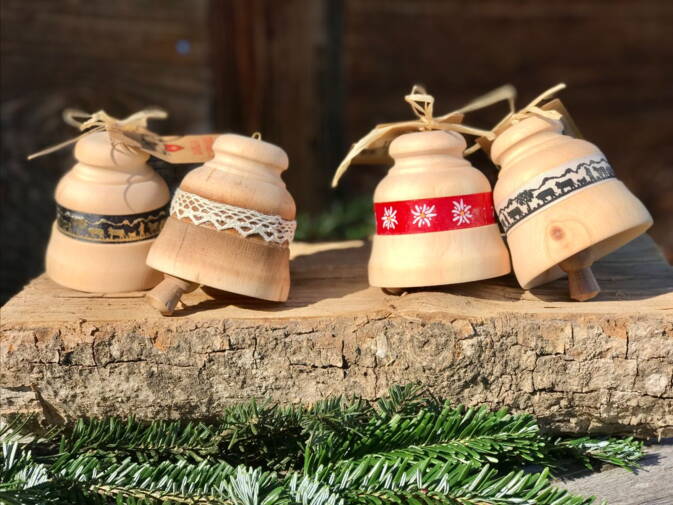 handgedrechselter Baumschmuck aus Arvenholz Vollgas oder Tiefschlaf, diese kuscheligen, handgefilzten Katzenspielbälle haben es in sich.