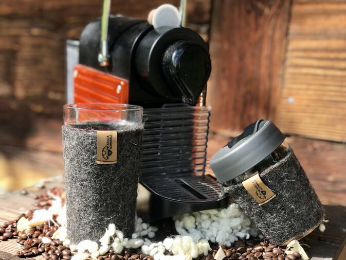 Coffee to Go Becher, ummantelt mit Schwarznasenschafwolle Coffee to Go Becher, ummantelt mit Schwarznasenschafwolle