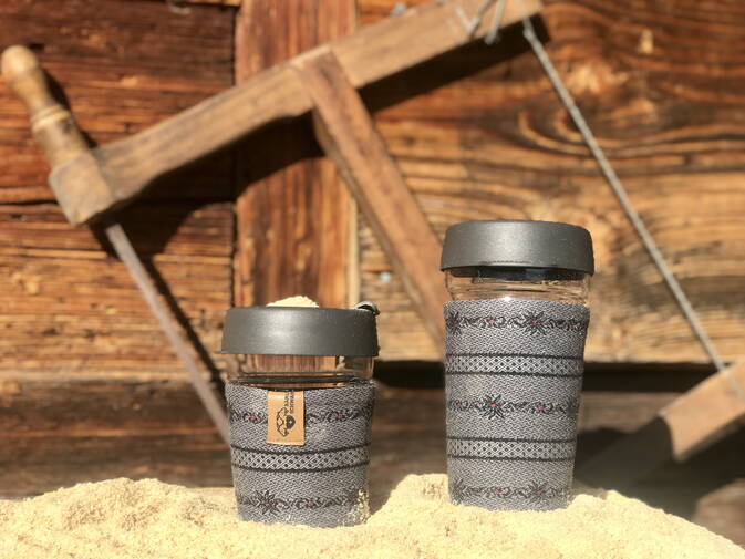 Coffee to Go Becher, ummantelt mit Schwingerhemdstoff