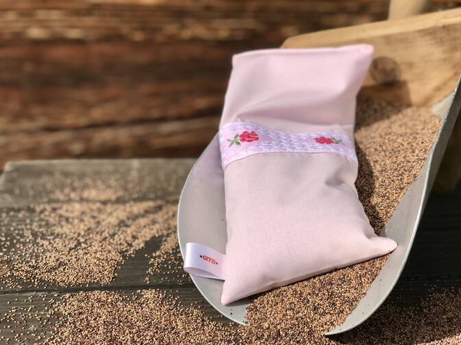 Wellness Säckli aus antikem Bauernleinen mit getrockneten Erdbeerkernen Wellness Säckli aus antikem Bauernleinen mit getrockneten Erdbeerkernen