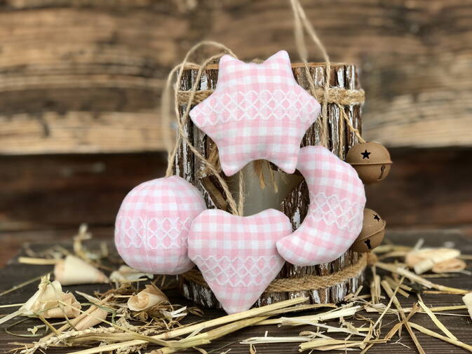 Weihnachtsbaumschmuck gefüllt mit Arvenspänen, Set rosa mit Spitze Weihnachtsbaumschmuck gefüllt mit Arvenspänen, Set rosa mit Spitze