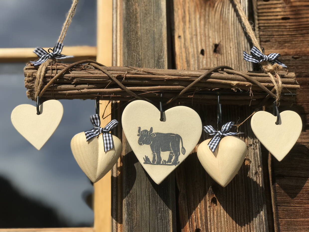 pflegendes Bio Erdbeer-Körperspray mit Emmentaler Leindotteröl, eine kleine, fein duftende Bio Erdbeerseife, ein aromatisches Entspannungsherzli, gefüllt mit klitzekleinen Erdbeerkernli - die sowohl Wärme als auch Kälte speichern 