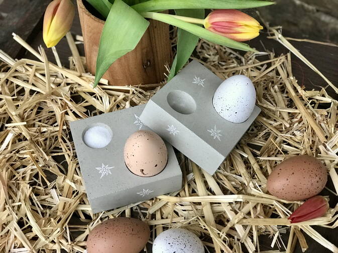 Design Beton-Eierbecher mit Edelweiss oder unbemalt Design Beton-Eierbecher mit Edelweiss oder unbemalt