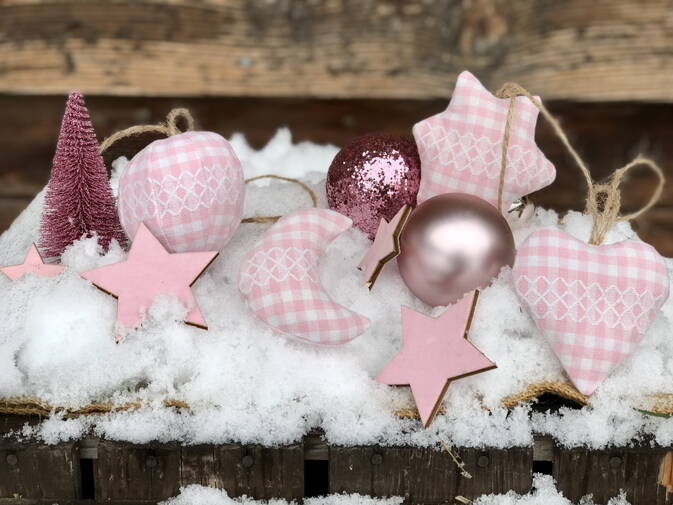 Weihnachtsbaumschmuck gefüllt mit Arvenspänen, Set rosa mit Spitze Weihnachtsbaumschmuck gefüllt mit Arvenspänen, Set rosa mit Spitze