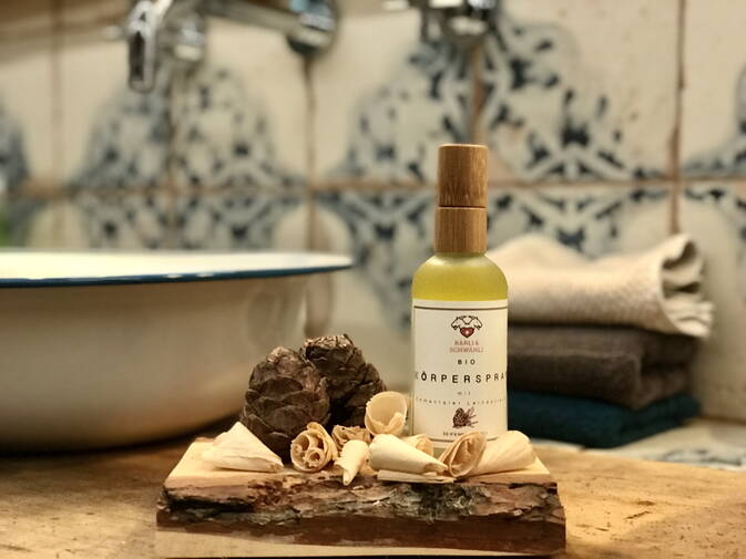 Bio Körperspray Arve in 100 ml Glasflasche mit Holzdeckelmit Röthenbacher Bio Leindotteröl