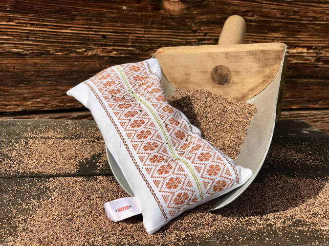 Wellness Säckli aus antikem Bauernleinen mit getrockneten Erdbeerkernen Wellness Säckli aus antikem Bauernleinen mit getrockneten Erdbeerkernen