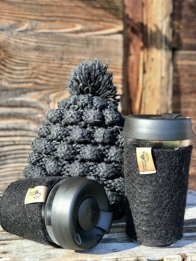 Coffee to Go Becher, ummantelt mit Schwarznasenschafwolle Coffee to Go Becher, ummantelt mit Schwarznasenschafwolle
