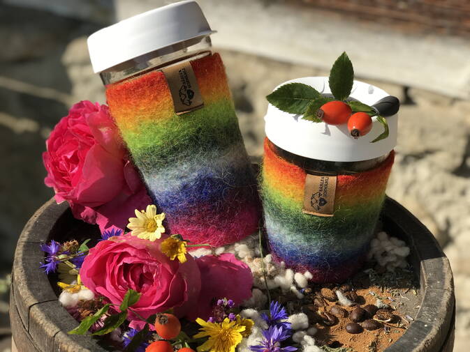 Coffee to Go Becher, ummantelt mit Schwarznasenschafwolle Coffee to Go Becher, ummantelt mit Schwarznasenschafwolle
