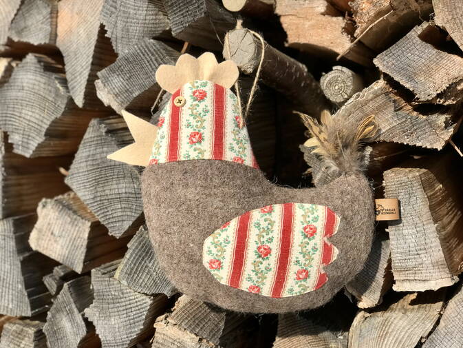 Deko Osterhuhn mit antikem Bauernleinen Deko Osterhuhn mit antikem Bauernleinen
