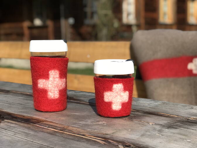 Coffee to Go Becher, ummantelt mit Schwarznasenschafwolle Coffee to Go Becher, ummantelt mit Schwarznasenschafwolle