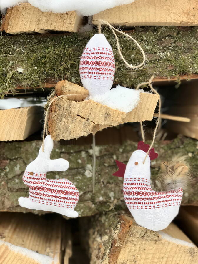 Deko Osterhuhn mit antikem Bauernleinen Deko Osterhuhn mit antikem Bauernleinen