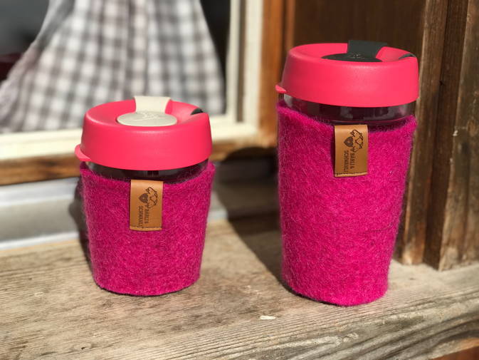 Coffee to Go Becher, ummantelt mit Schwarznasenschafwolle Coffee to Go Becher, ummantelt mit Schwarznasenschafwolle