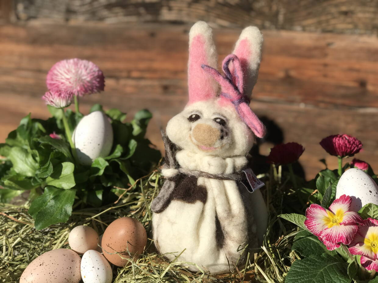 Handgefilzte Osterhäsinnen, gefüllt mit duftendem Schweizer Berglavendel