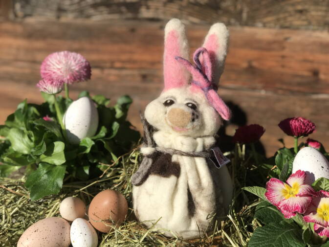 Handgefilzte Osterhäsinnen, gefüllt mit duftendem Schweizer Berglavendel