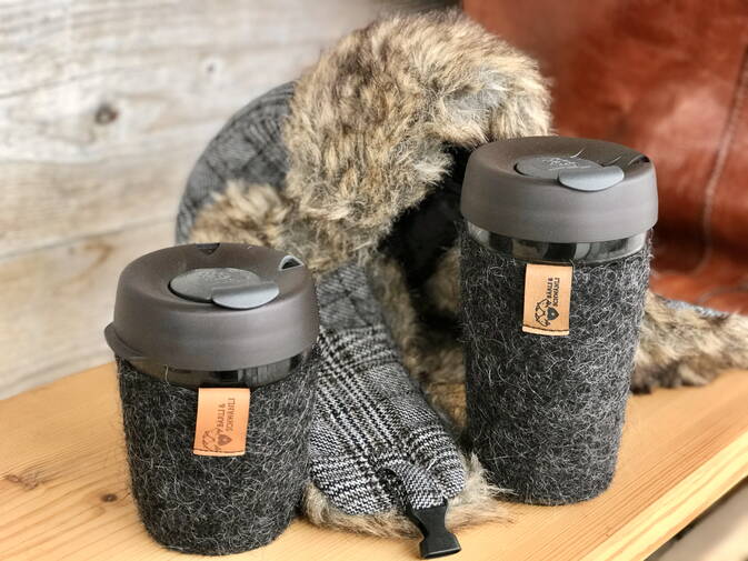 Coffee to Go Becher, ummantelt mit Schwarznasenschafwolle Coffee to Go Becher, ummantelt mit Schwarznasenschafwolle