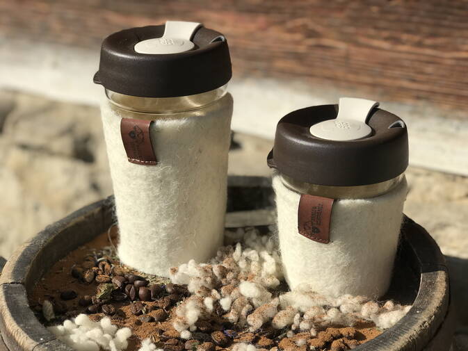 Coffee to Go Becher, ummantelt mit Schwarznasenschafwolle Coffee to Go Becher, ummantelt mit Schwarznasenschafwolle