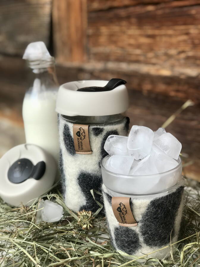 Coffee to Go Becher, ummantelt mit Schwarznasenschafwolle Coffee to Go Becher, ummantelt mit Schwarznasenschafwolle