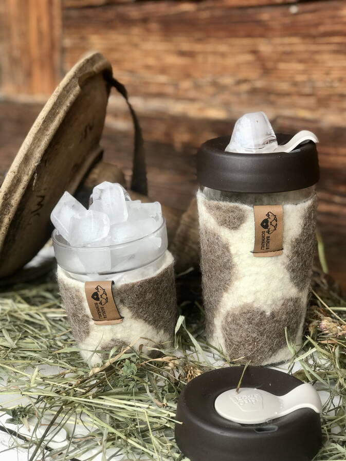 Coffee to Go Becher, ummantelt mit Schwarznasenschafwolle Coffee to Go Becher, ummantelt mit Schwarznasenschafwolle