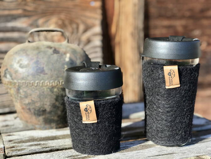 Coffee to Go Becher, ummantelt mit Schwarznasenschafwolle Coffee to Go Becher, ummantelt mit Schwarznasenschafwolle