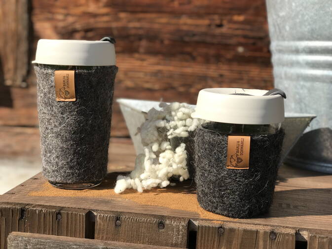 Coffee to Go Becher, ummantelt mit Schwarznasenschafwolle Coffee to Go Becher, ummantelt mit Schwarznasenschafwolle