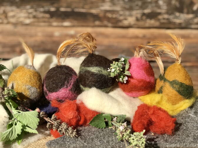 handgefilzte Bälle für Katzen mit Lavendel, Baldrian, Glöckli oder Katenminze Vollgas oder Tiefschlaf, diese kuscheligen, handgefilzten Katzenspielbälle haben es in sich.