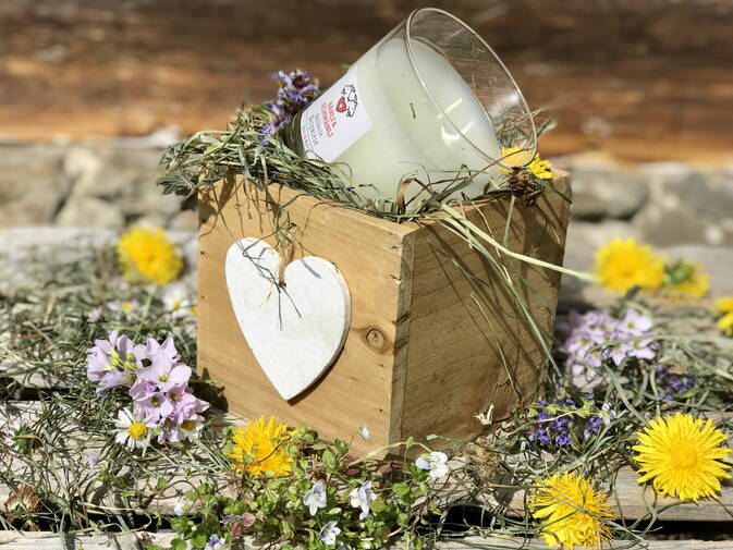 »Mamis Bergfrühling« Set mit Bergwiesen Duftkerze, Heu, Holzkiste mit Holzherz