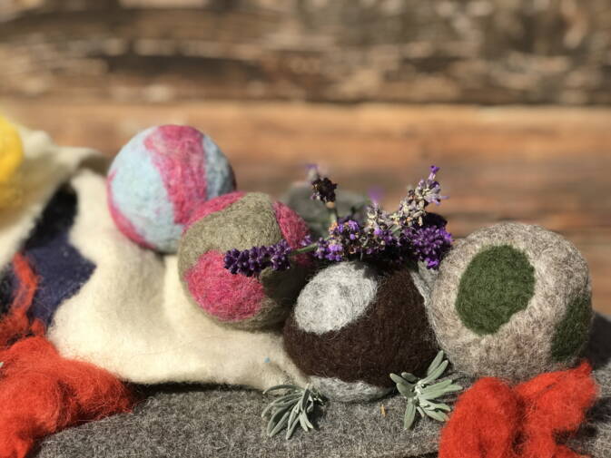 Katzen Bälle, handgefilzt mit Bio Berglavendel