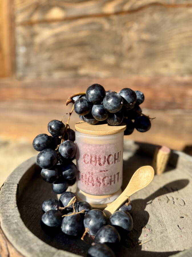 handgefertigtes Rotweinsalz mit Tessiner Merlot in sandgestrahltem Gewürzglas handgefertigtes Rotweinsalz mit Tessiner Merlot in sandgestrahltem Gewürzglas