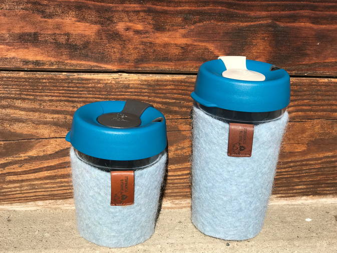Coffee to Go Becher, ummantelt mit Schwarznasenschafwolle Coffee to Go Becher, ummantelt mit Schwarznasenschafwolle