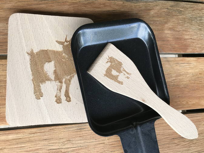Holz Raclette Untersetzer mit Geissli Holz Raclette Untersetzer mit Geissli
