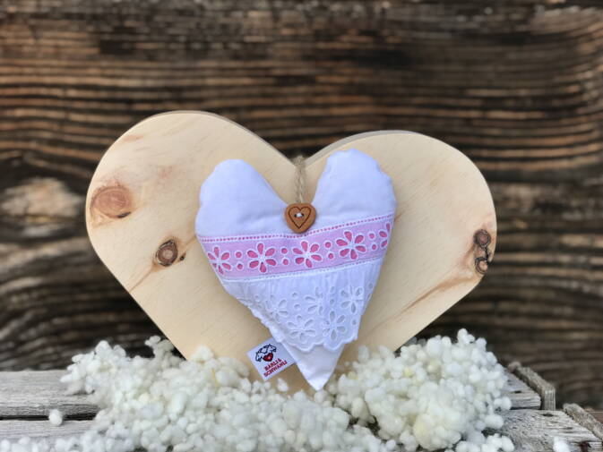 Herzli aus antikem Bauernleinen, gefüllt mit Schweizer Wollkügeli Herzli aus antikem Bauernleinen, gefüllt mit Schweizer Wollkügeli