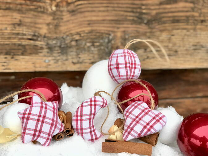 Weihnachtsbaumschmuck gefüllt mit Arvenspänen, Set rot weiss Karriere Weihnachtsbaumschmuck gefüllt mit Arvenspänen, Set rot weiss Karriere