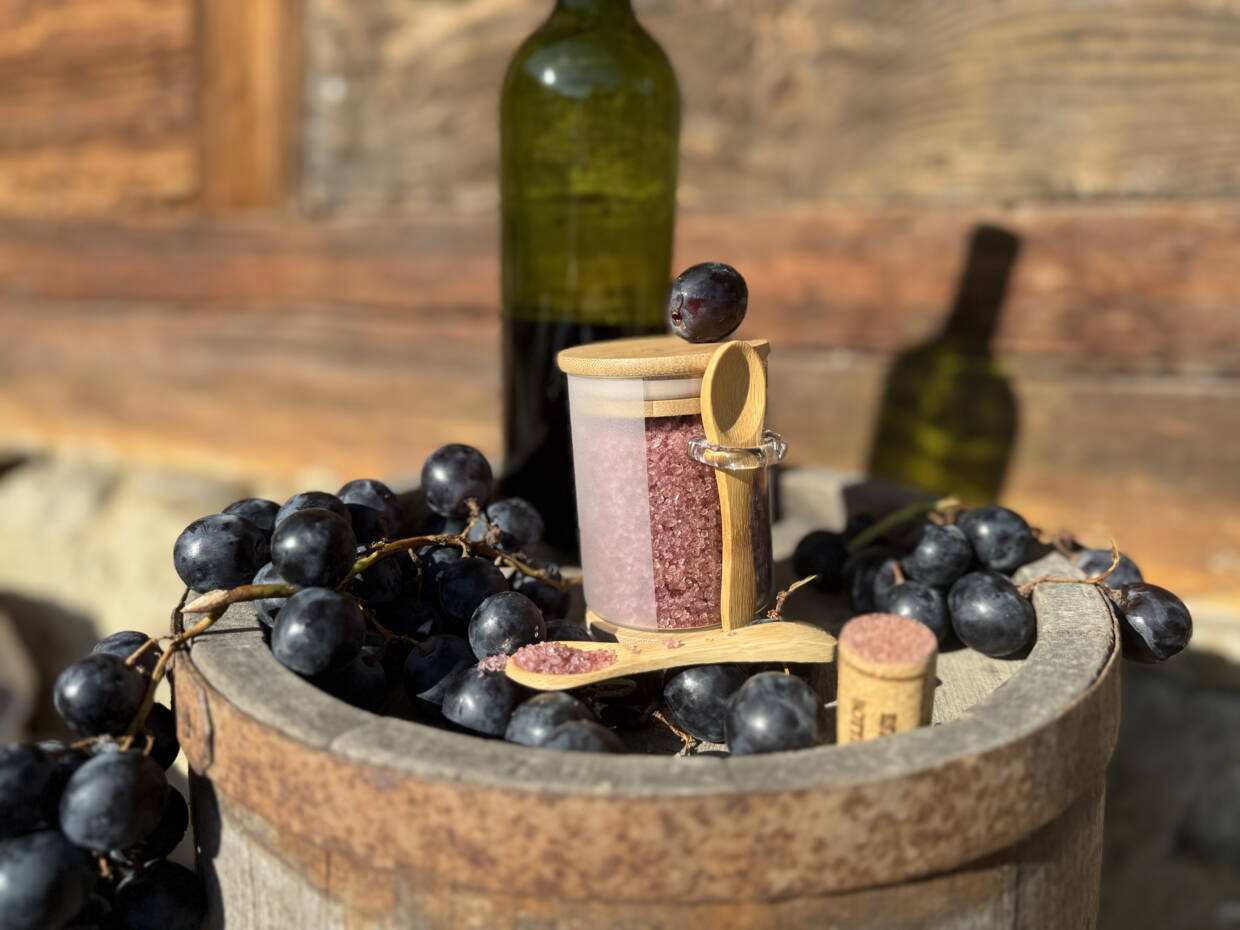 handgefertigtes Rotweinsalz mit Tessiner Merlot in sandgestrahltem Gewürzglas handgefertigtes Rotweinsalz mit Tessiner Merlot in sandgestrahltem Gewürzglas