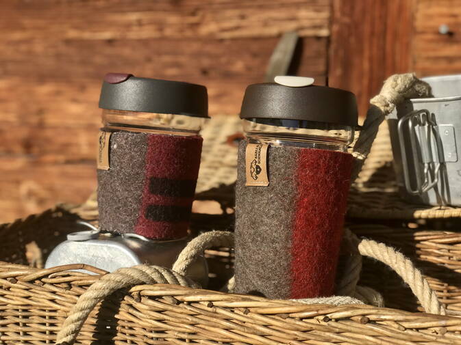 Coffee to Go Becher, ummantelt mit Schwarznasenschafwolle Coffee to Go Becher, ummantelt mit Schwarznasenschafwolle