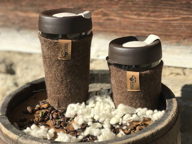 Coffee to Go Becher, ummantelt mit Schwarznasenschafwolle Coffee to Go Becher, ummantelt mit Schwarznasenschafwolle